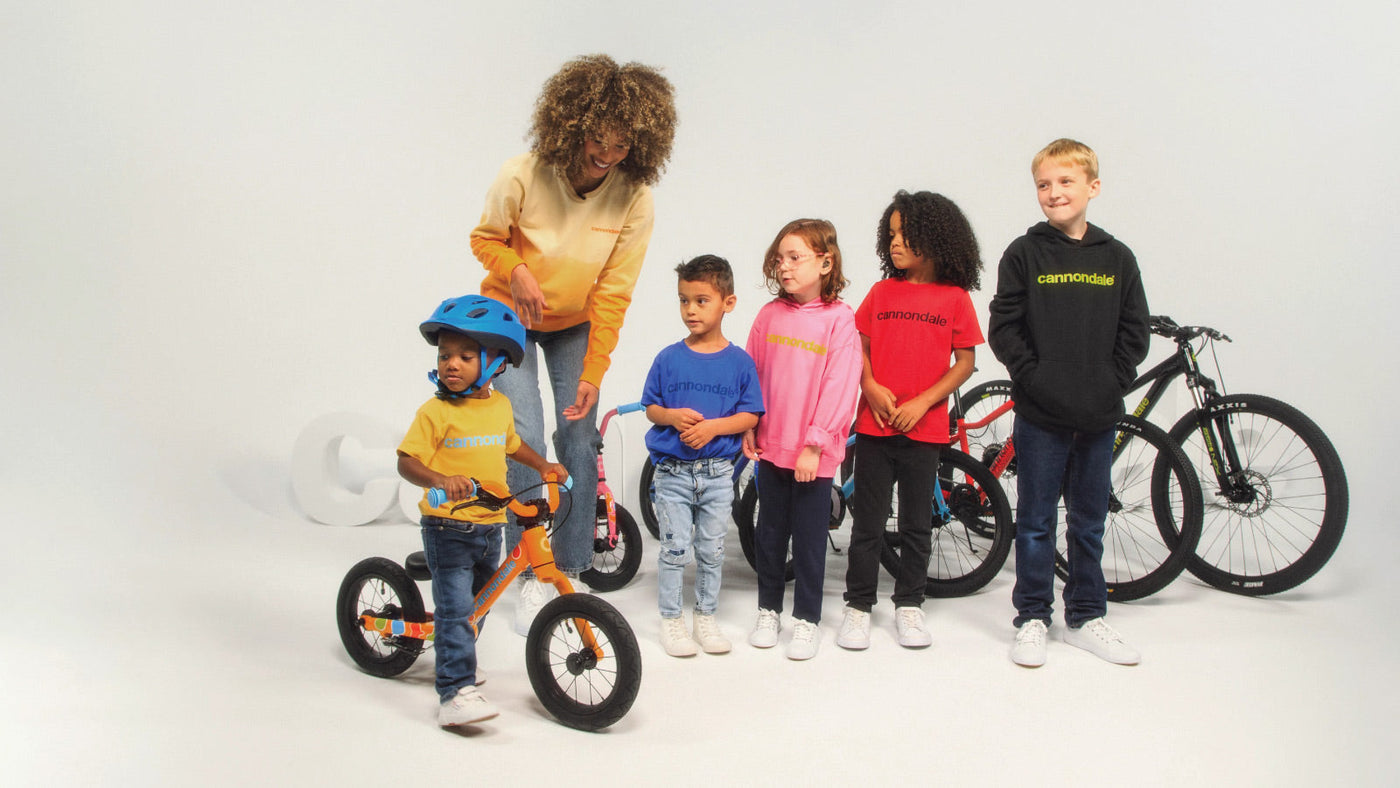 Child comparing different kids’ bike sizes using height and wheel size